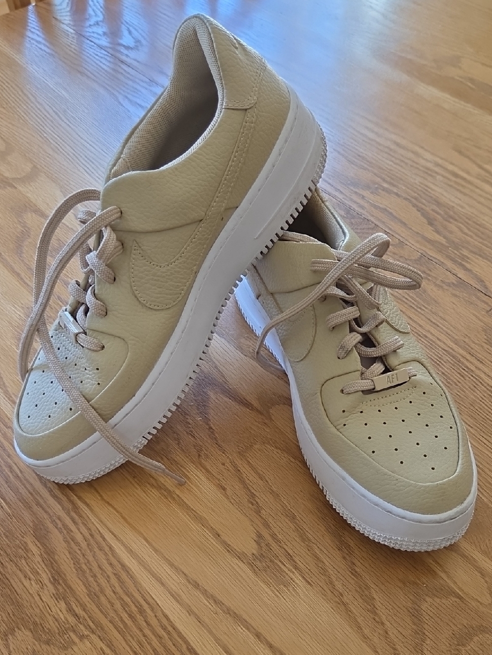 Beige Leather Low-Top Sneakers 🟨 TOTE